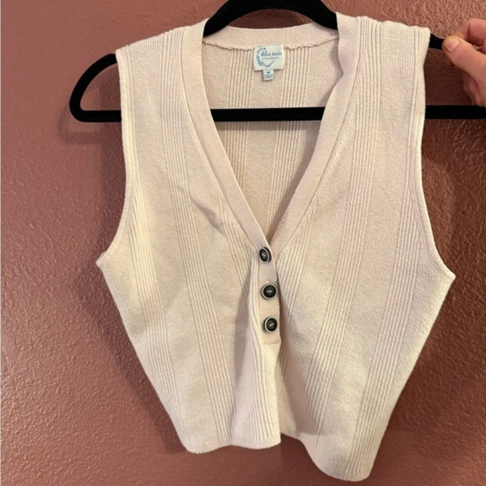 Pink Knit Cropped Sweater Tank with Buttons | Francesca’s | medium